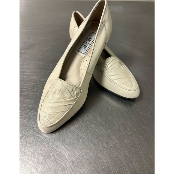 🌼5for$25🌼 Vintage Air Step Women’s Cushioned Wedge Heel Leather Loafers. White - Picture 1 of 12